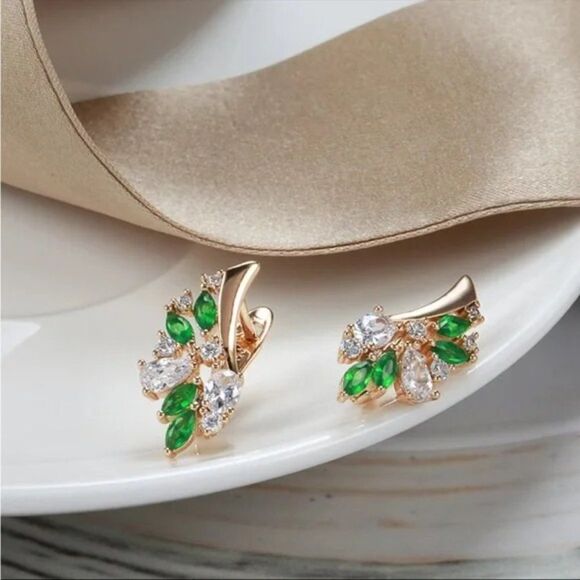 ⭐️ Unique Green Zircon Leaf Shape Earrings - Picture 4 of 9